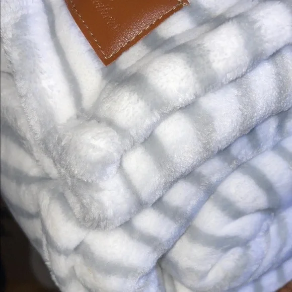 Brooks Brothers Luxe Plush King Blanket in White and Light Gray Stripes - Picture 12 of 13
